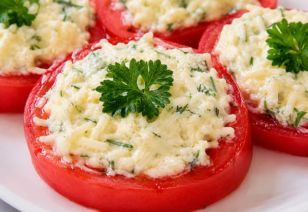 Tomates con queso y ajo