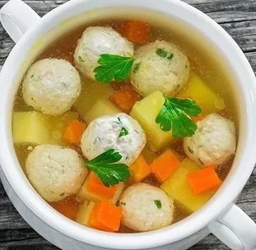 Sopa con albóndigas