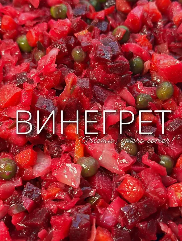 Ну что, друзья…
Кажется, мы потихоньку выбираемся из новогоднего урагана ваших заказов - и в этом небольшом затишье очень хотим сделать одну важную вещь.

💫 Поздравить вас с наступившим Новым годом❕🥳🎄

Эти праздники были для нас настоящим марафоном любви к делу:
🎄 🎅за новогодние дни мы отгрузили
— более 40 кг салатов,
— более 10 кг пельменей и сырников,
— и десятки ваших любимых блюд:
печёночные торты, сладкие торты «Наполеон», «Медовик», 
нестареющую классическую «Картошку», глазированные сырки -
и многое мноооогое другое.

Мы брали заказы даже 31 декабря,
даже в сам день праздника.
Мы старались не отказывать никому,
потому что очень хотели, чтобы праздник случился у каждого.

Пока вы были за столом с близкими,
мы были на кухне.
Пока вы отдыхали -
мы работали.

И, пожалуй, это лучше всего описывает нас:
мы работаем для того, чтобы вы классно отдыхали. 🤍

А теперь нам правда интересно 👇
Напишите в комментариях:
какое блюдо было для вас самым долгожданным в этом Новом году?

С любовью, ваша
команда «Artemio, quiero comer!» 📣👄